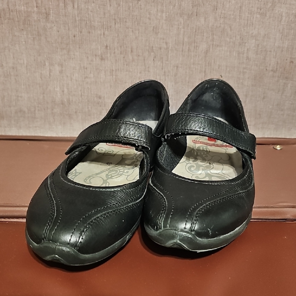 Ecco Black Leather Flats Minimalist Design